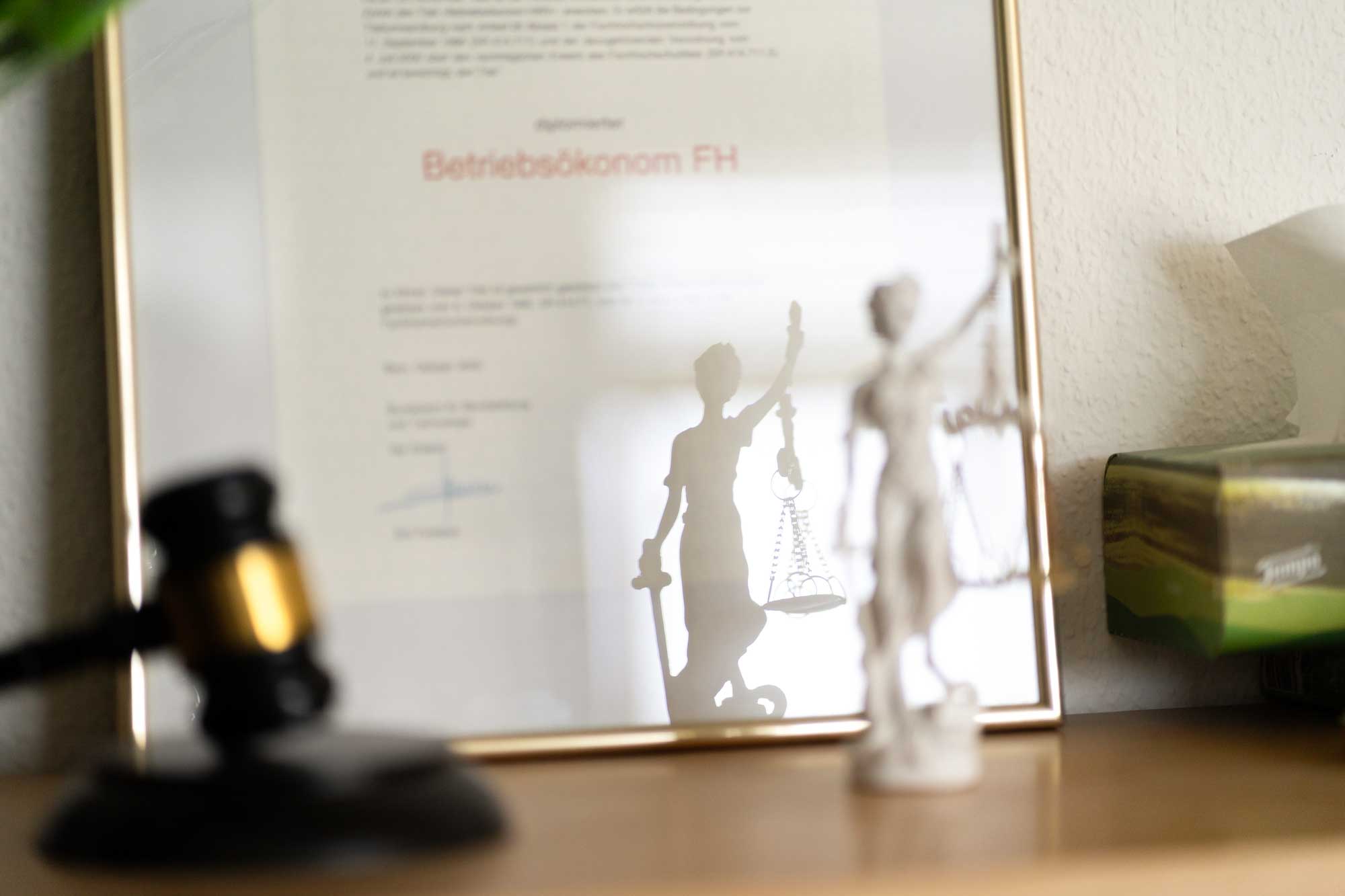 Betriebsökonom FH Zertifikat als Betriebsökonom FH steht an Wand