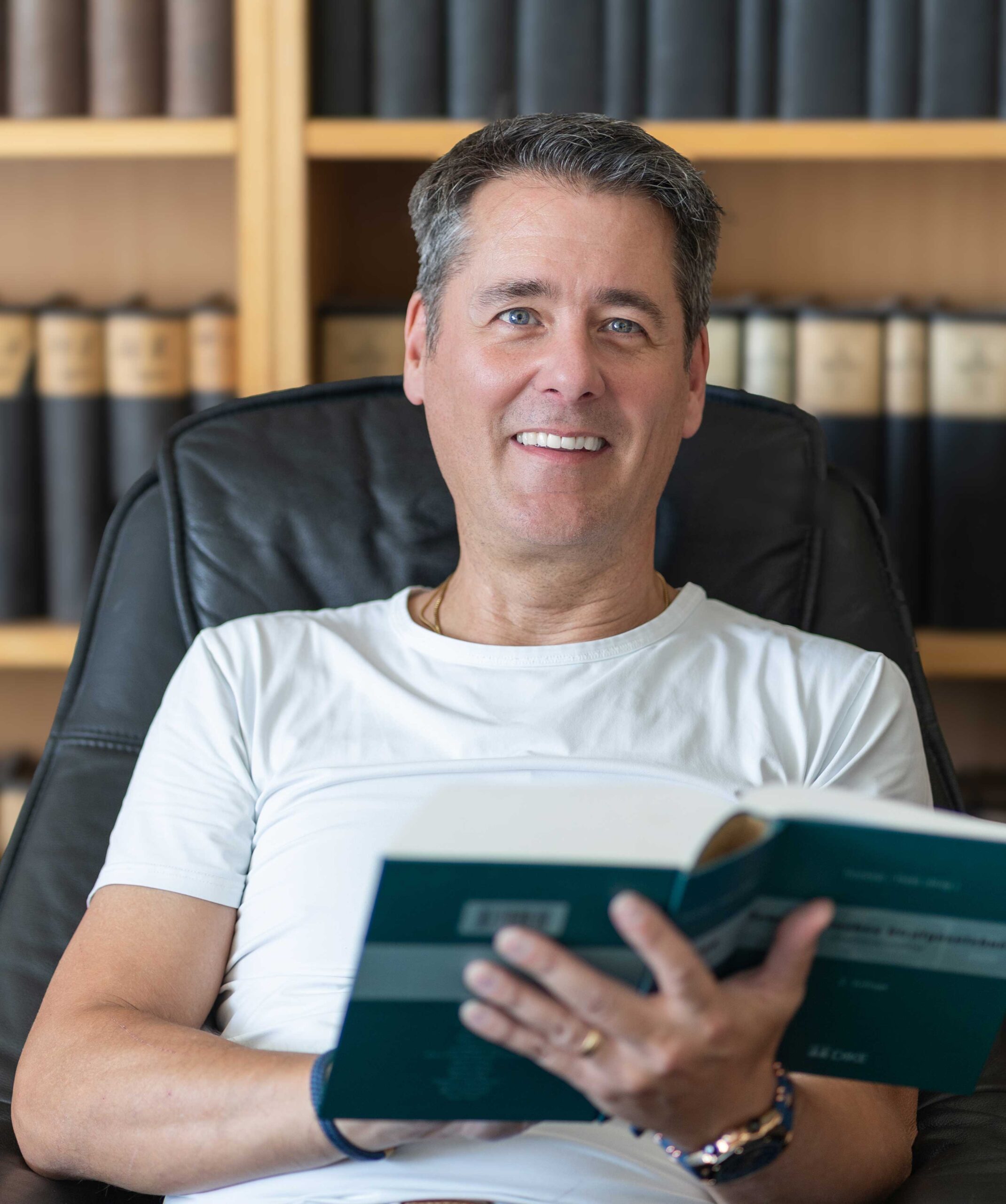 Liest Buch Rechtsanwalt liest Buch