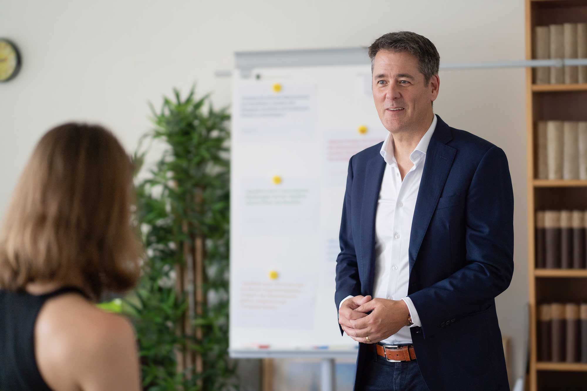 Rechtsanwalt im Gespräch Rechtsanwalt in Volketswil ist im Gespräch