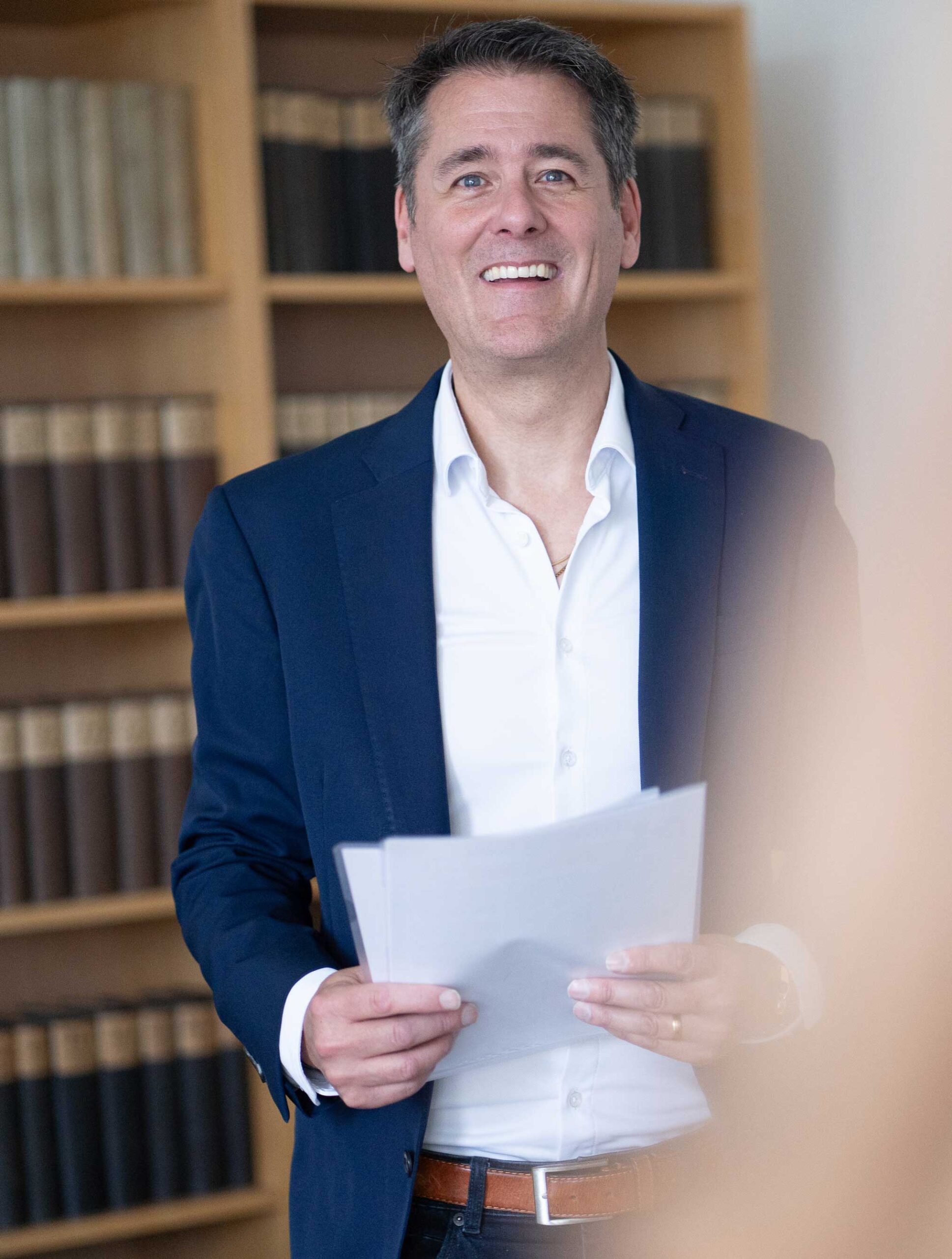 Rechtsanwalt Manuel Zweifel mit einem Dokument in der Hand