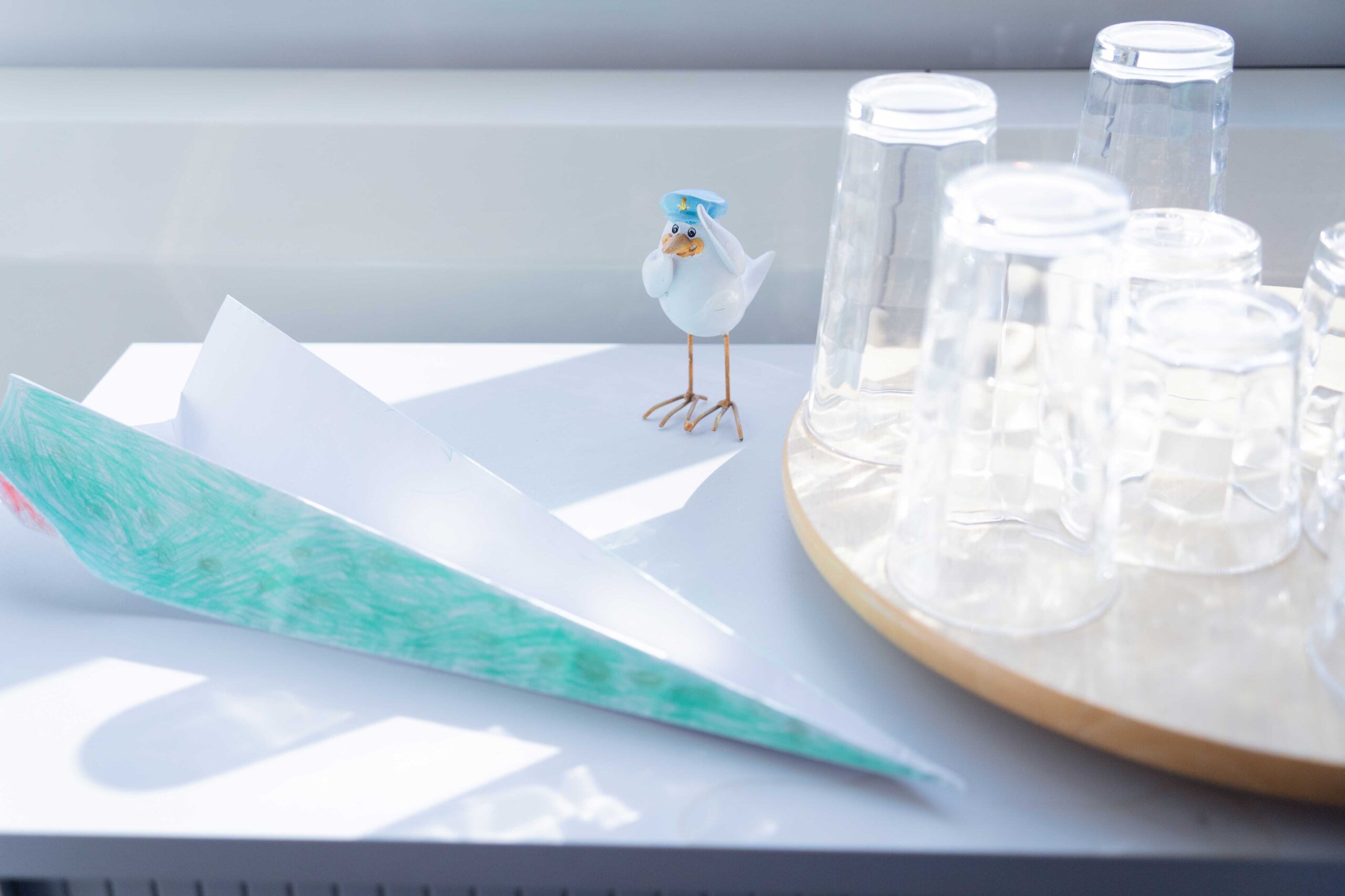 Atmosphäre Atmosphäre in Anwaltskanzlei, kleiner Vogel und papier