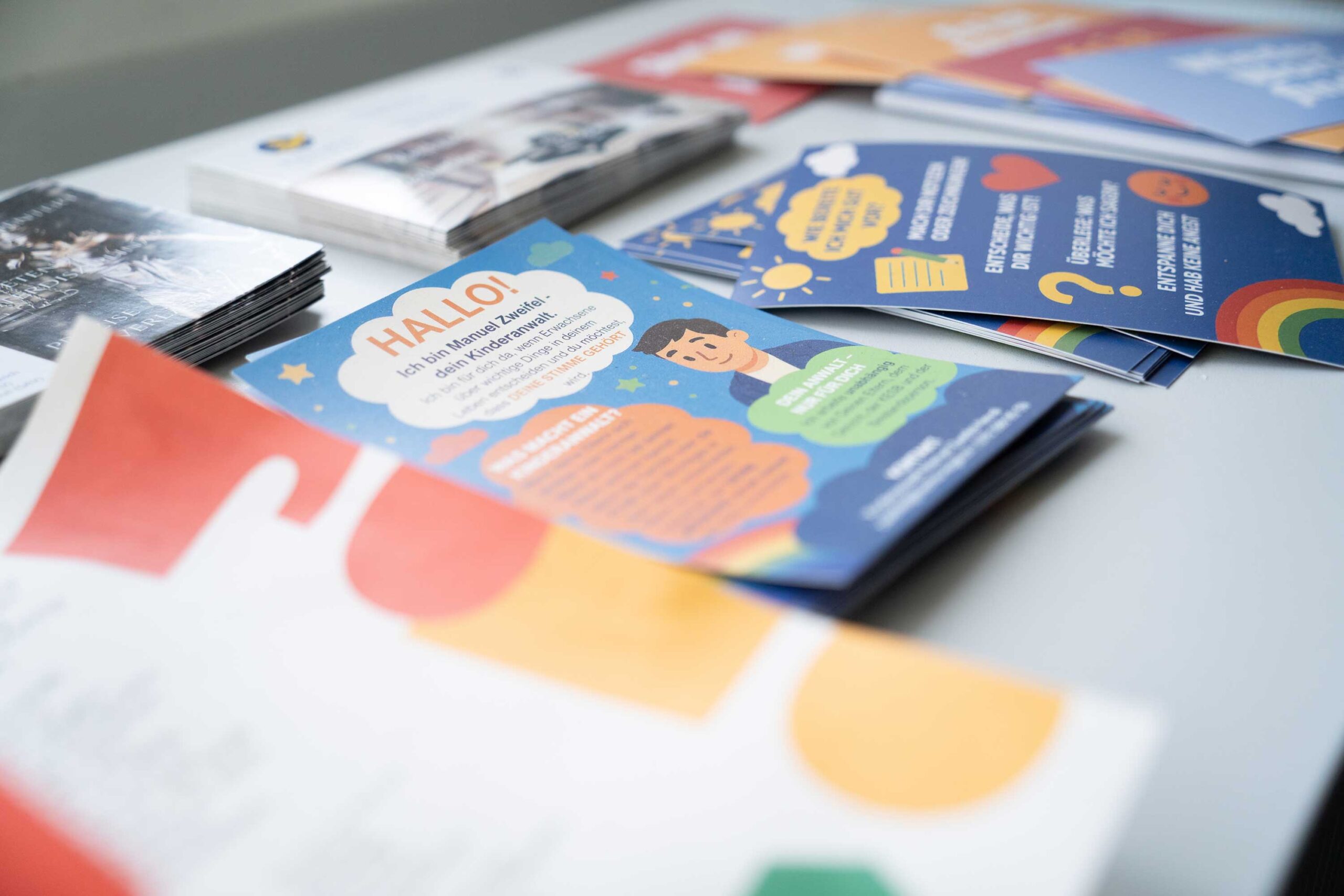 Flyer Flyer liegen auf Tisch von Kinderanwalt Manuel Zweifel