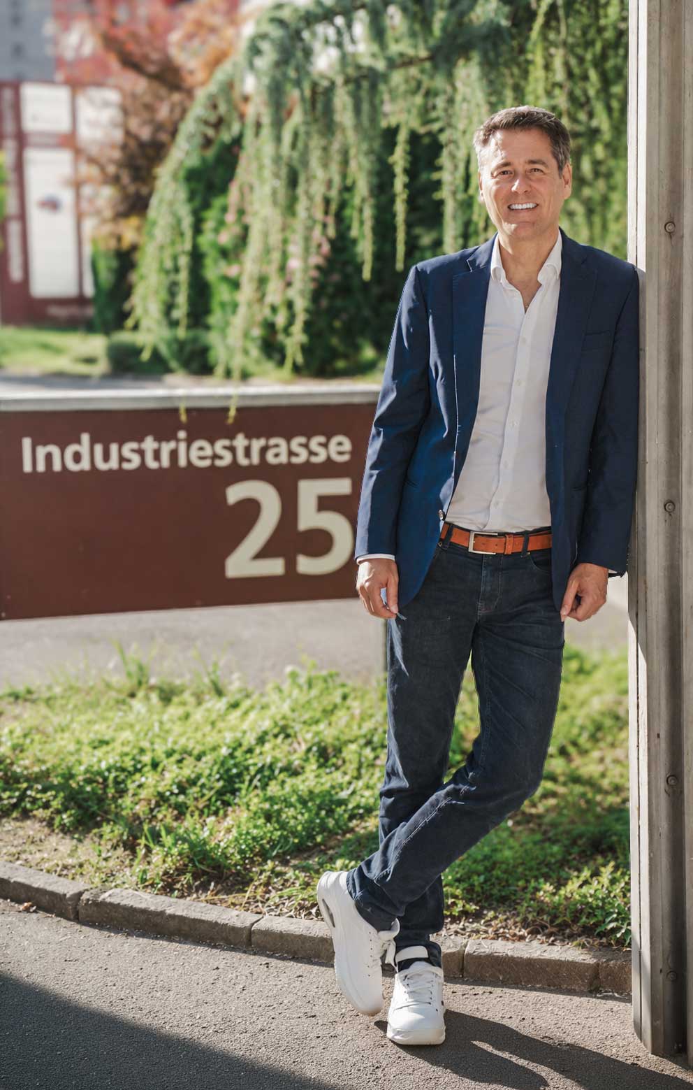 Manuel Zweifel vor Kanzlei Manuel Zweifel vor seiner Kanzlei