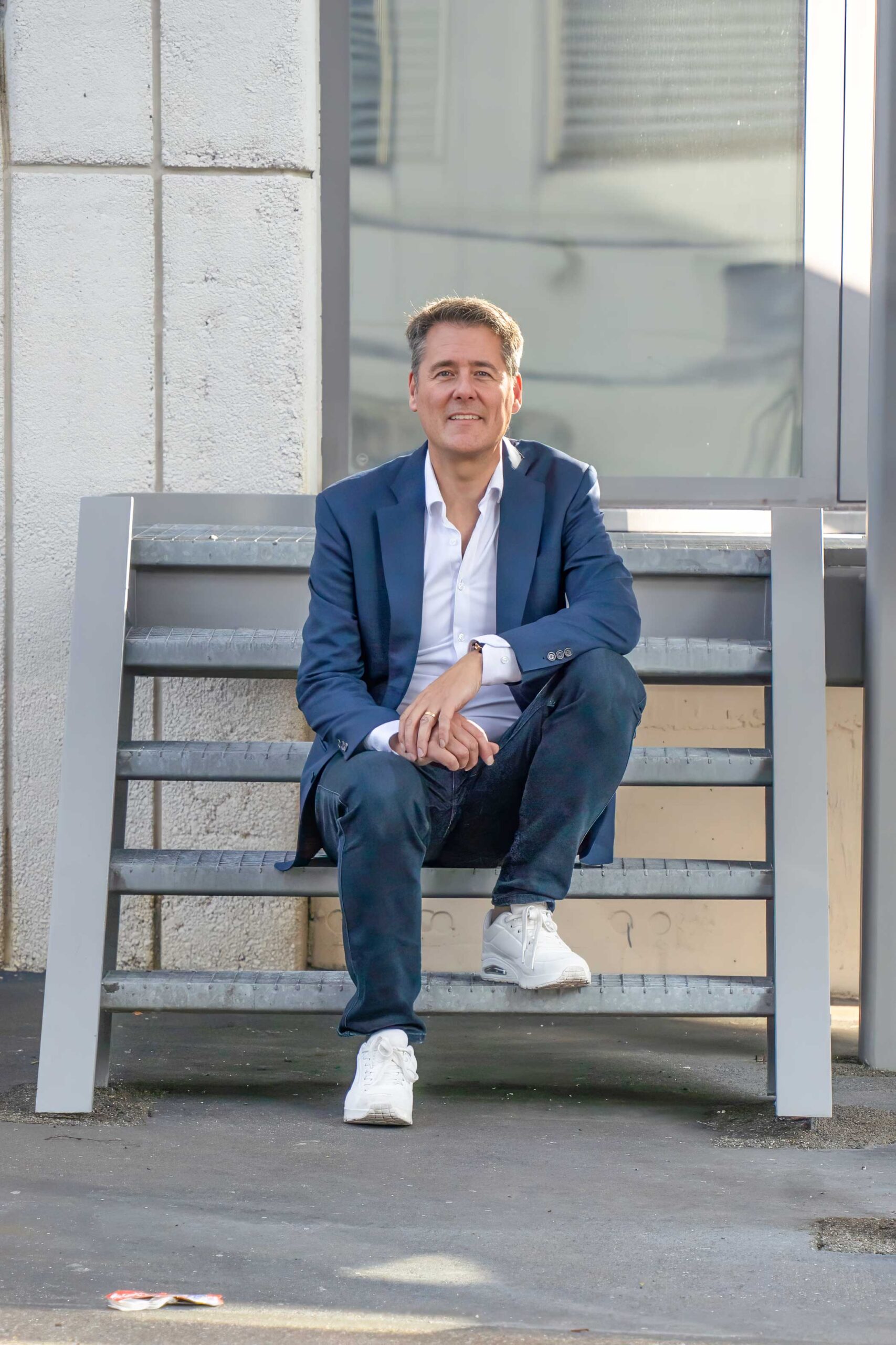 Rechtsanwalt sitzt auf Treppe in Zürich